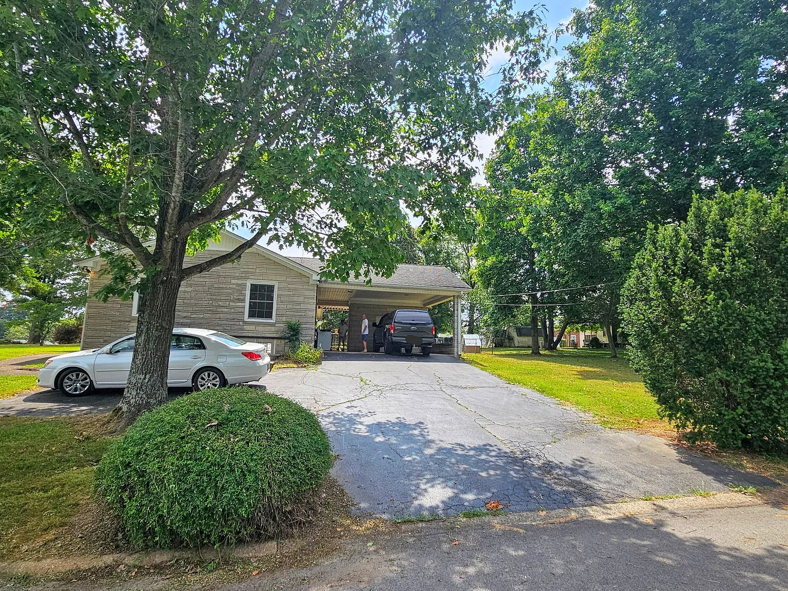 4 bed, 2219 sqft, $2,200 — Photo 2