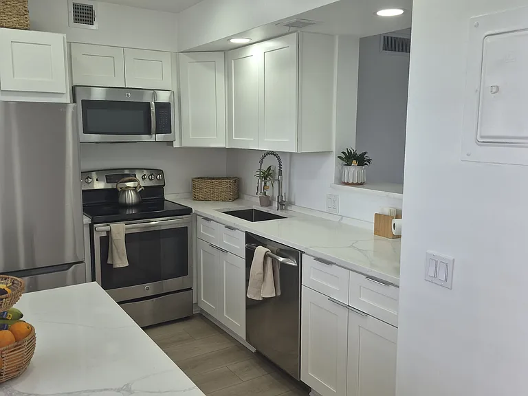 3050 N Palm Aire Dr #702 — Photo 4