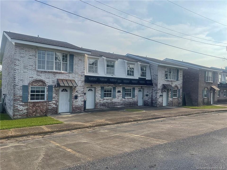 1st image of 904 Shady Ln