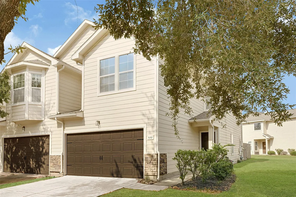 Photo 2 of 20 - 5010 Dartmoor Ridge Trl - Houston, TX Building Photo - 5010 Dartmoor Ridge Trl
