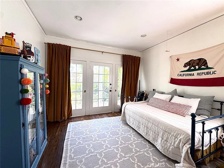 2421 N Heliotrope Dr — Photo 20