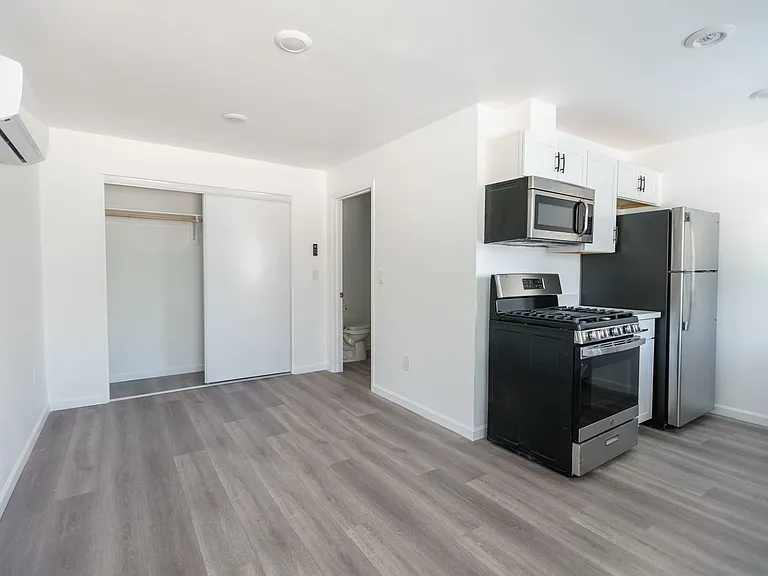 3537 Clarington Ave — Photo 16