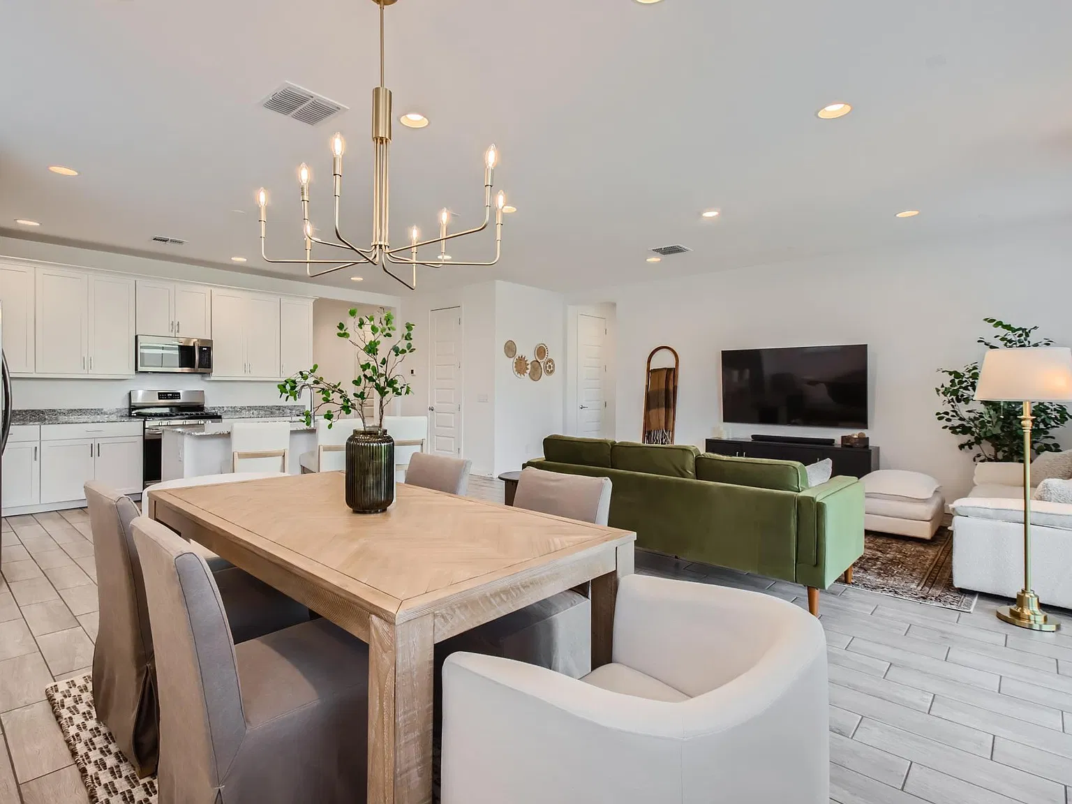 3 bed, 1760 sqft, $2,500 — Photo 2