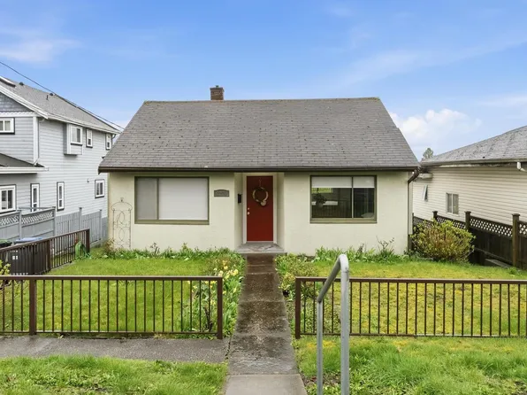 2206 8th Ave, New Westminster, BC V3M 2V1