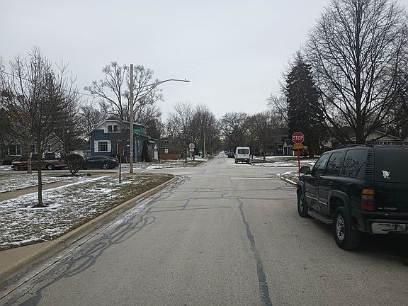 5th image of 906 Greenview Ave
