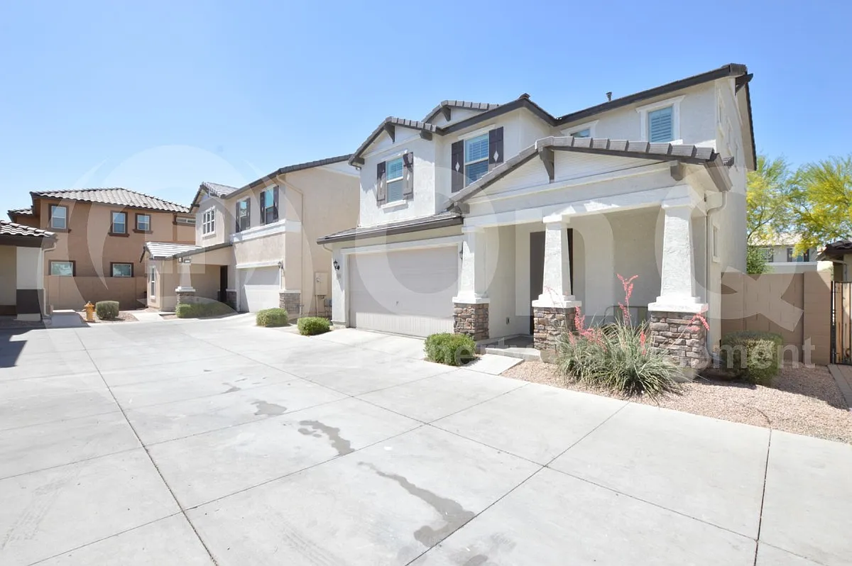 3 bed, 2.5 bath, 1923 sqft, $2,350 — Photo 2