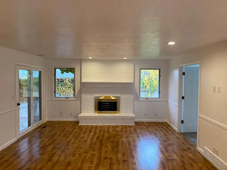 1093 Lamplighter Dr — Photo 3
