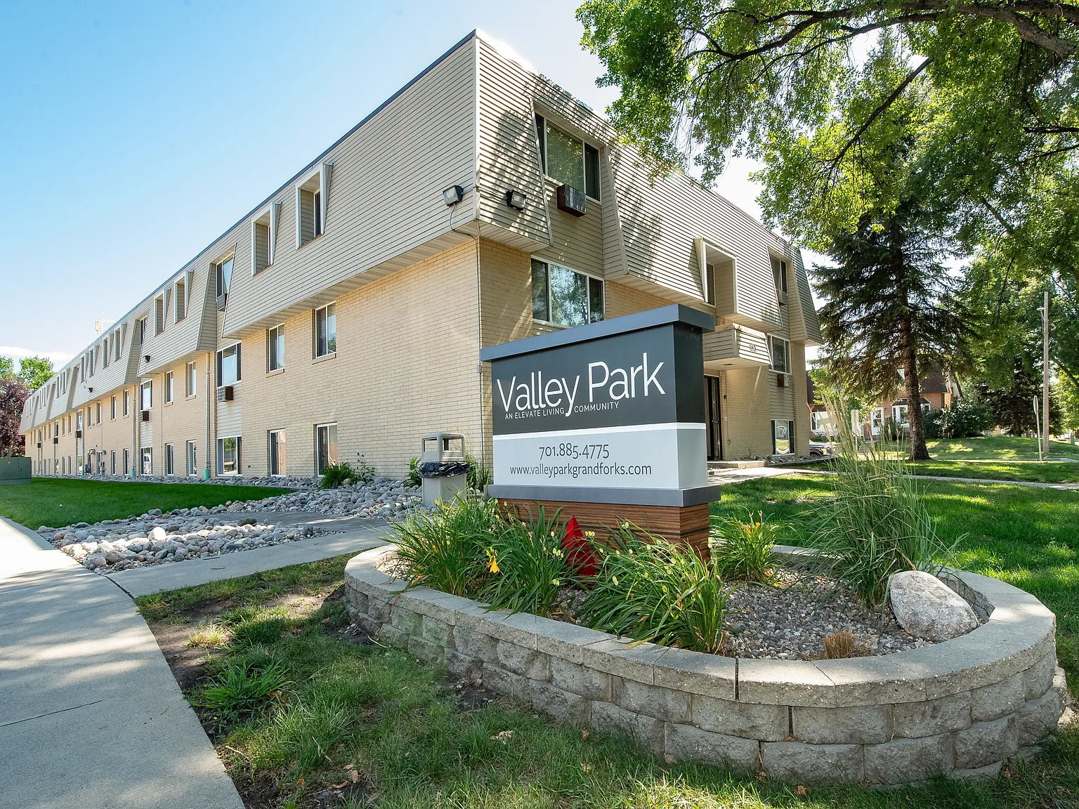 Valley Park Apartments — Photo 1