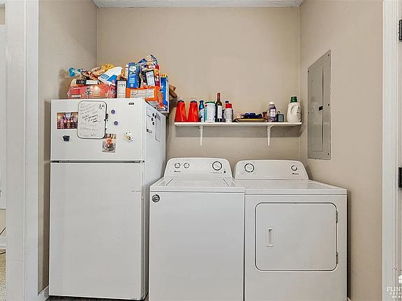 4th image of 930 Laramie St APT 1