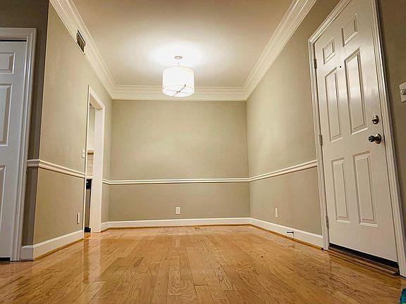 Dining area to kitchen