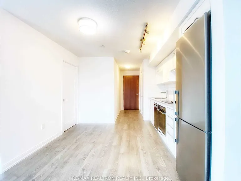 275 Village Green Sq #821 — Photo 5