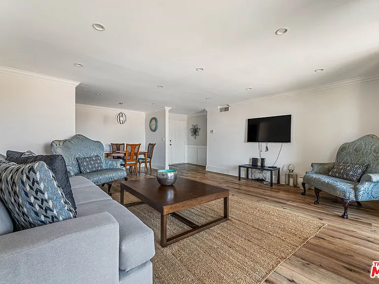 5215 Balboa Blvd #102 — Photo 17