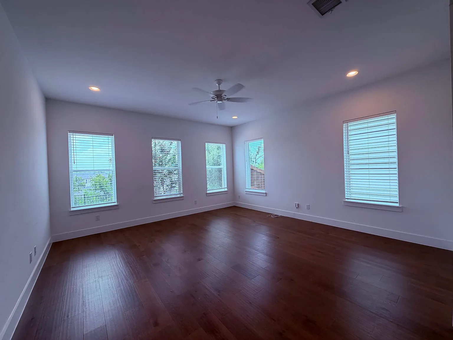 3 bed, 2.5 bath, 2212 sqft, $3,050 — Photo 4