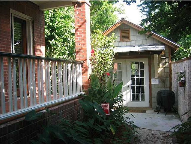 Backyard cottage w/ half bath