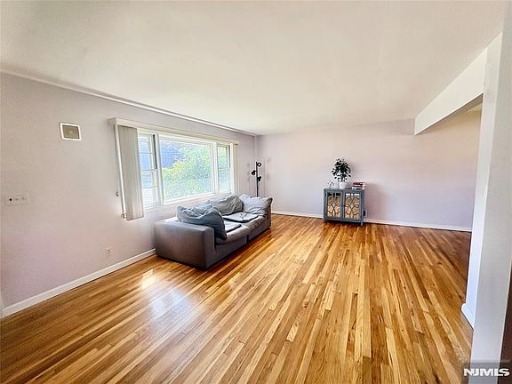 4th image of 477 Chestnut Avenue