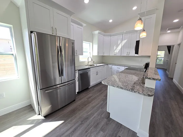 4966 Andrew Ave — Photo 6