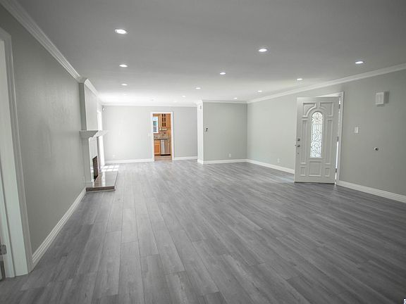5th image of 22300 Leadwell St