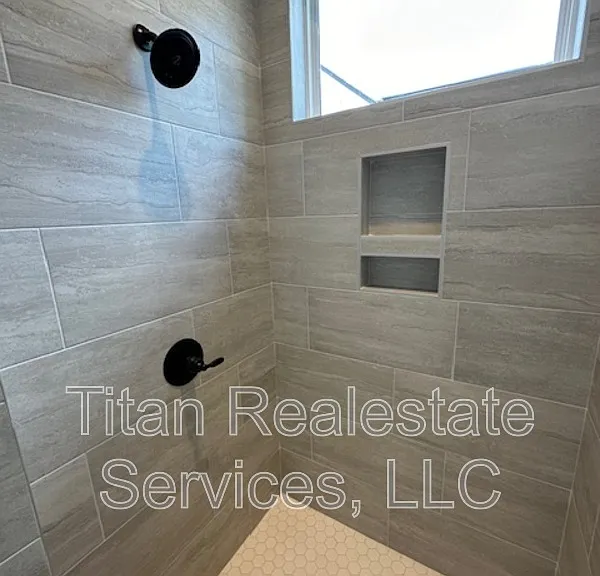 124 Jagged Grove Ln — Photo 8