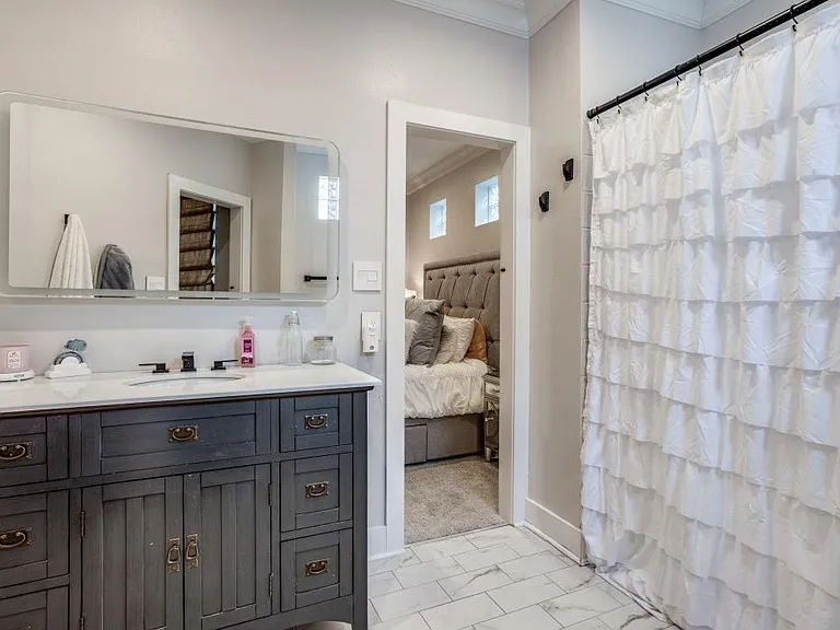 3931 Wycliff Ave — Photo 13