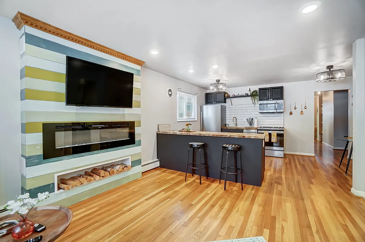 Unit Photo - 6159 Ridge Ave #2