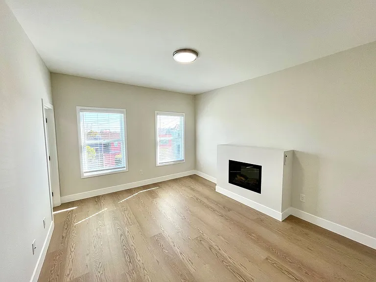 Spectacular, Top Floor 2 Bed/1 Bath Fully Renovated — Photo 2