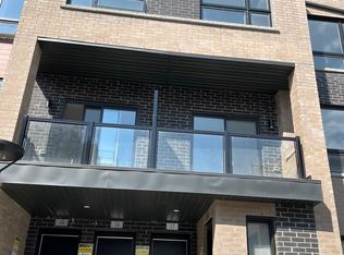 16 Lytham Green Cir #17, Newmarket, ON L3Y 0H3