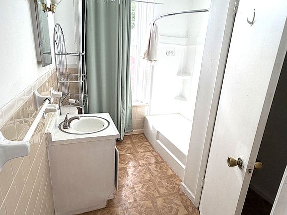 2nd image of 2630-32 Parade St #3