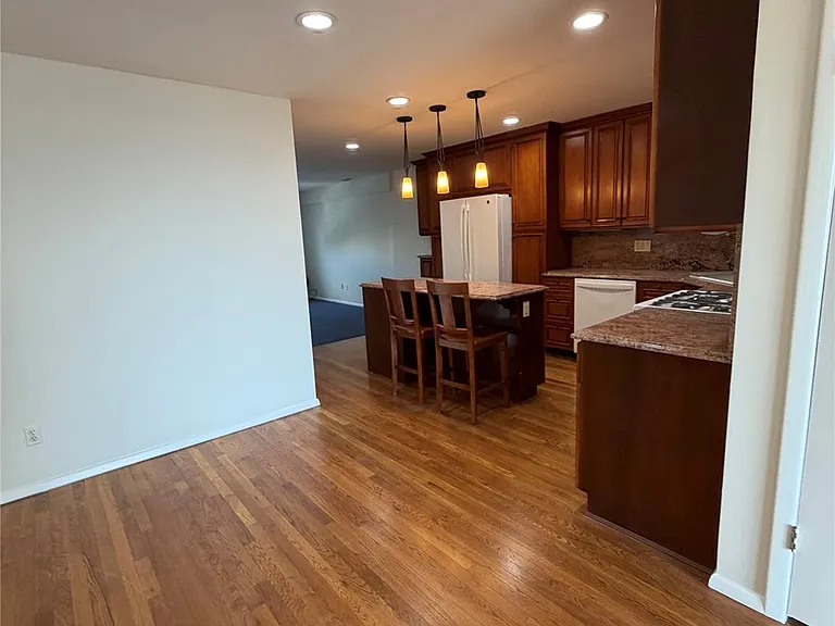 133 W Broadway — Photo 11