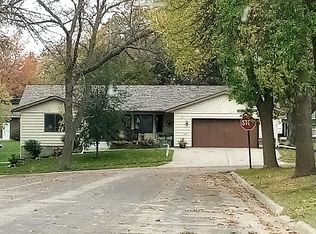 1429 N Armstrong Ave, Glencoe, MN 55336