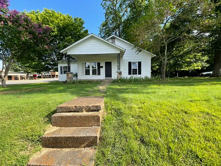701 W McRae Ave — Photo 1