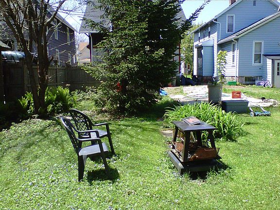 Fenced Back Yard- Great Hideaway!