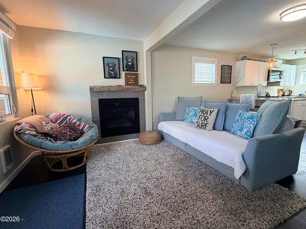 206 S Falcon St, Rockaway Beach, OR 97136