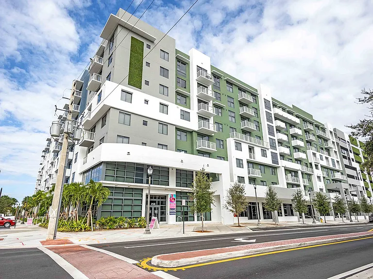 Lazul North Miami Beach Apartments — Photo 18
