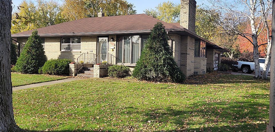 1st image of 321 Emerson Ave W