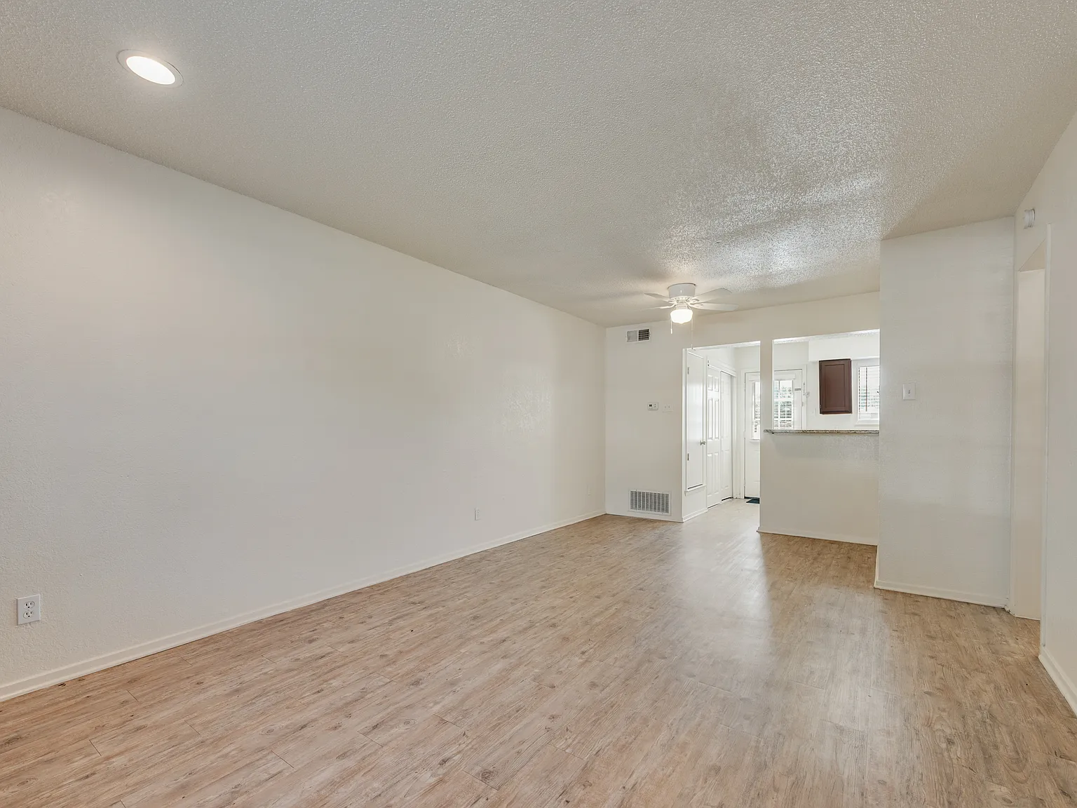 2 bed, 1040 sqft, $1,050 — Photo 4