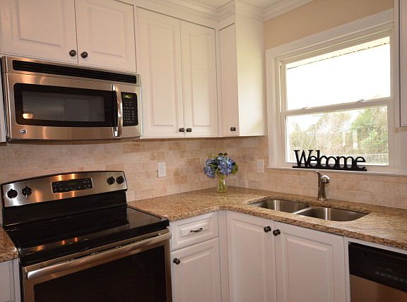 4th image of 208 Deerwood Dr