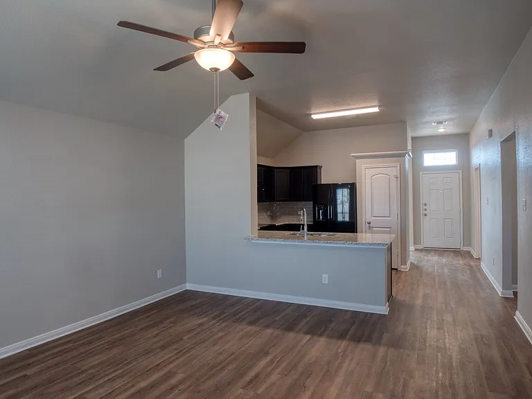 610 Hollyhock Dr — Photo 2