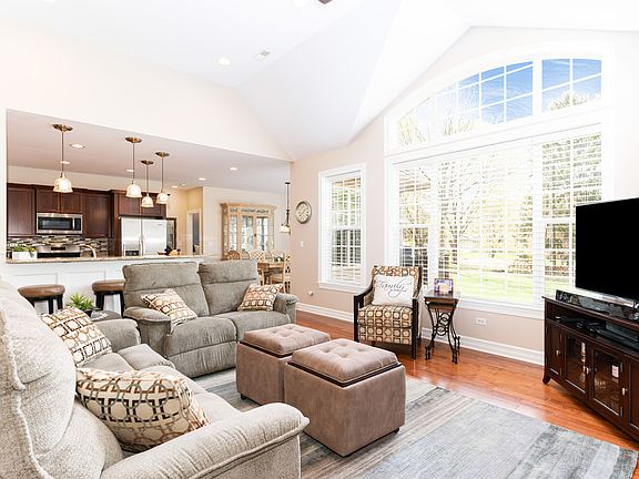 3rd image of 26924 N Greenview Dr