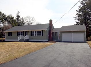 11 Meadowview Dr, Trumbull, CT 06611