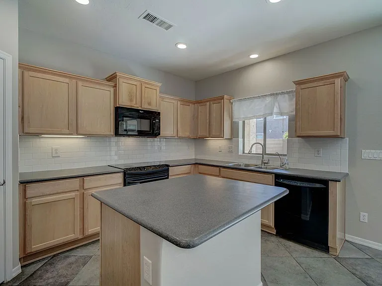 2143 W Marconi Ave — Photo 6