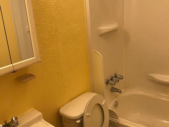 4th image of 904 Brookside St