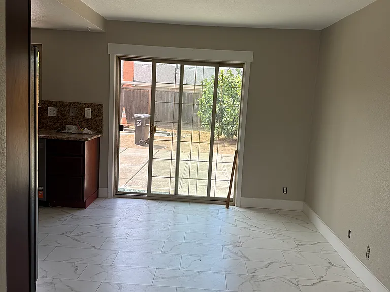 1573 Redfield Ct — Photo 6
