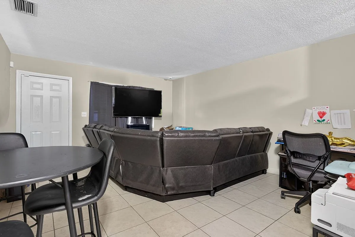 3 bed, 1.0 bath, 1036 sqft, $1,975 — Photo 2