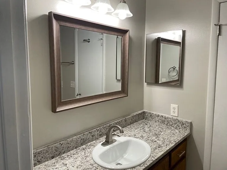 223 S Oak Ave — Photo 10
