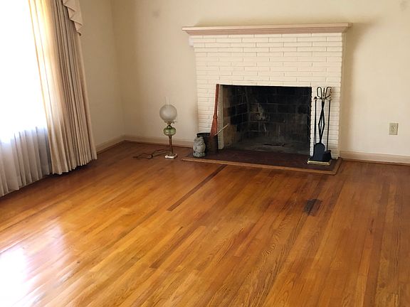 Cheerful front living room 
