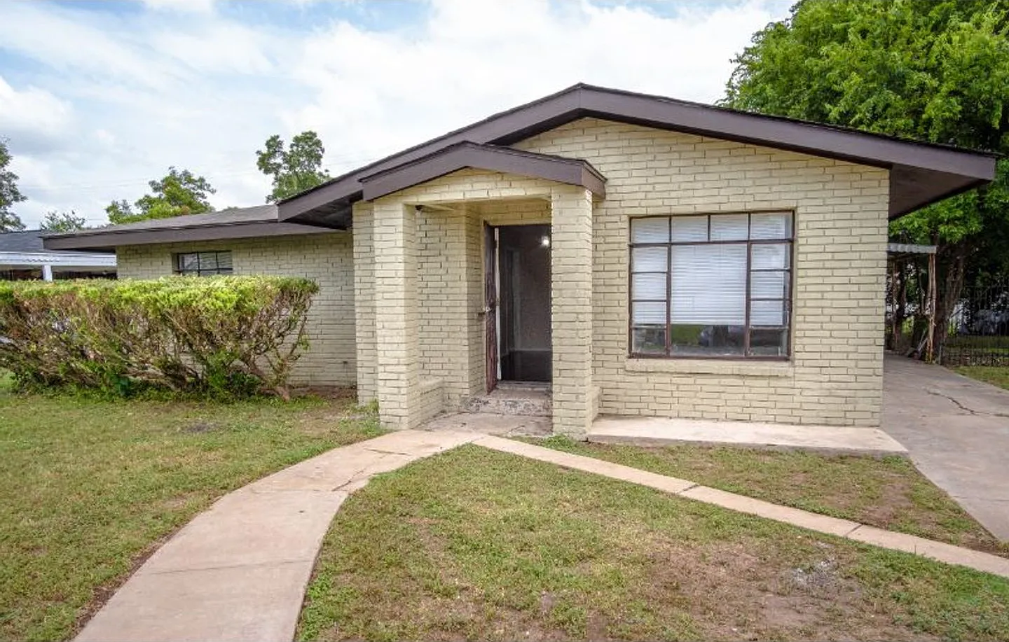 Perfect Property Near Downtown — Photo 1