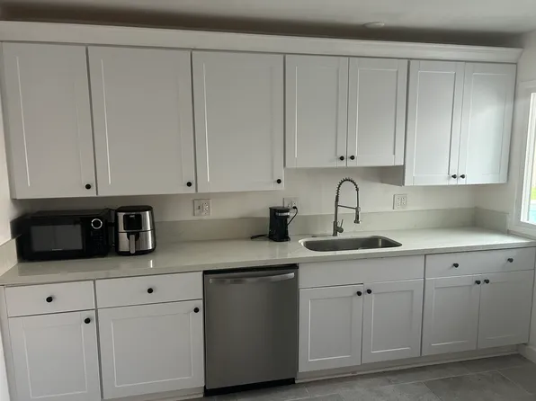 299 Robinhood Ln, Costa Mesa, CA 92627