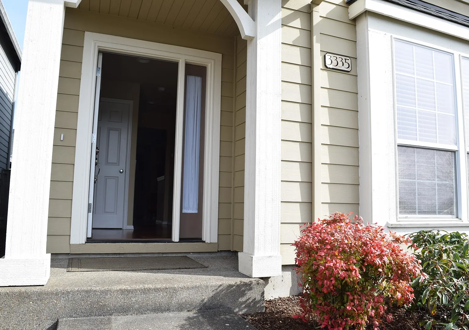 Two Bedroom Home in Willamette Landing! Pet Friendly! — Photo 2