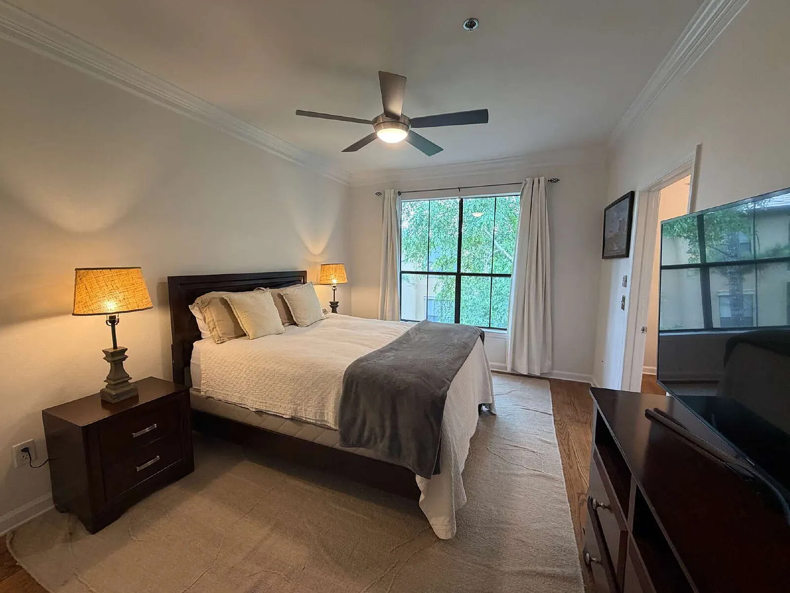 1 bed, 1.0 bath, 919 sqft, $2,000 — Photo 2