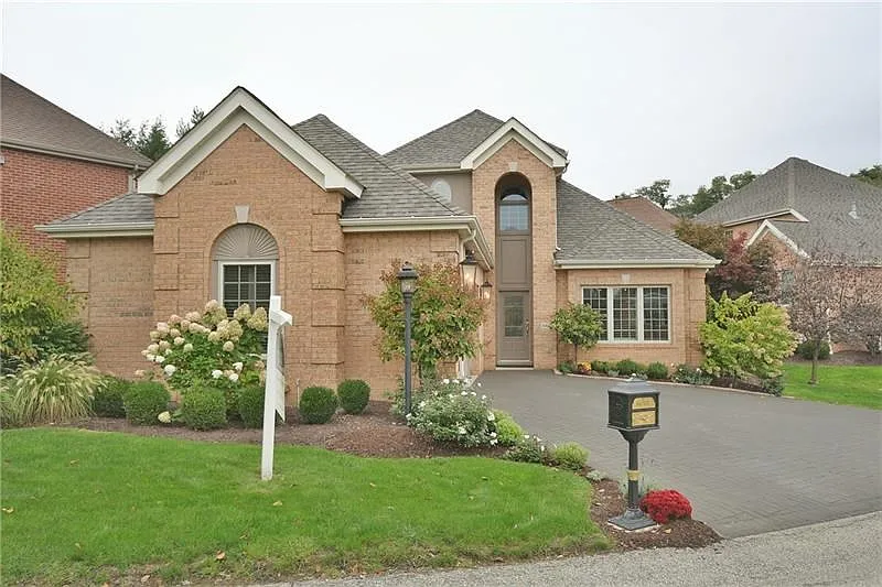 200 Victoria Ln photo 1